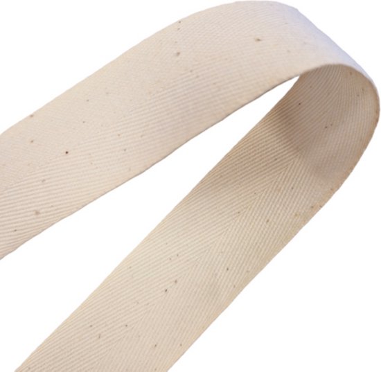 Ecru keperband met een visgraatpatroon, 1 cm breed.