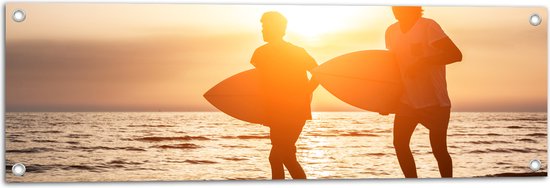 Tuinposter – Duo met Surfplanken op het Strand tijdens de Ondergaande Zon - 90x30 cm Foto op Tuinposter (wanddecoratie voor buiten en binnen)