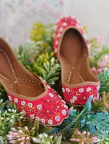 Indiase schoenen / punjabi jutti maat 39 red beads and tilla embroidery