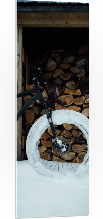 PVC Schuimplaat- Zwarte Fiets Geparkeerd voor Houtstapel in de Sneeuw - 40x120 cm Foto op PVC Schuimplaat