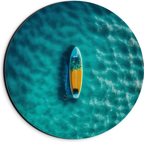 Dibond Muurcirkel - Blauw met Geel Surfboard Dobberend op de Blauwe Oceaan - 20x20 cm Foto op Aluminium Muurcirkel (met ophangsysteem)