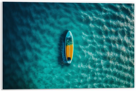 PVC Schuimplaat - Blauw met Geel Surfboard Dobberend op de Blauwe Oceaan - 60x40 cm Foto op PVC Schuimplaat (Met Ophangsysteem)