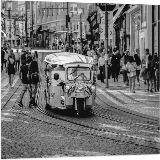 Vlag - Tuktuk Rijdend door de Straten van Nederlandse Stad (Zwart- wit) - 80x80 cm Foto op Polyester Vlag