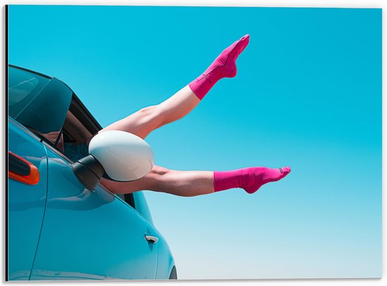 Dibond - Vrouwelijke Benen met Roze Sokken uit Raam van Blauwe Auto - 40x30 cm Foto op Aluminium (Met Ophangsysteem)