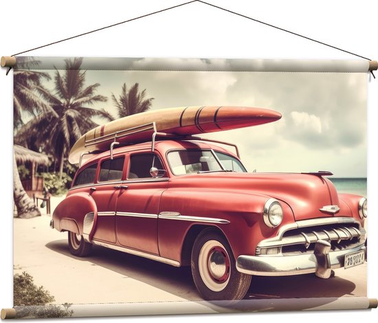 Textielposter - Houten Surfplank op Dak van Rode Auto aan het Strand - 90x60 cm Foto op Textiel