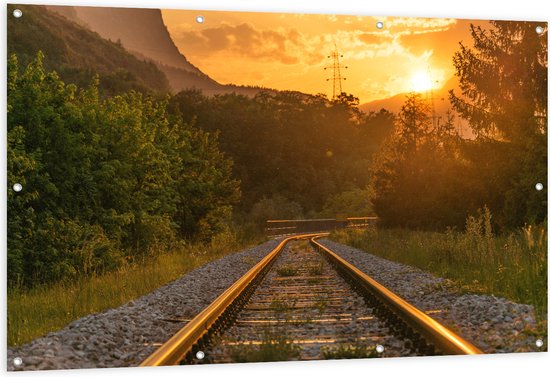 Tuinposter – Zon Zakkend achter de Bergen bij Treinrails - 150x100 cm Foto op Tuinposter (wanddecoratie voor buiten en binnen)