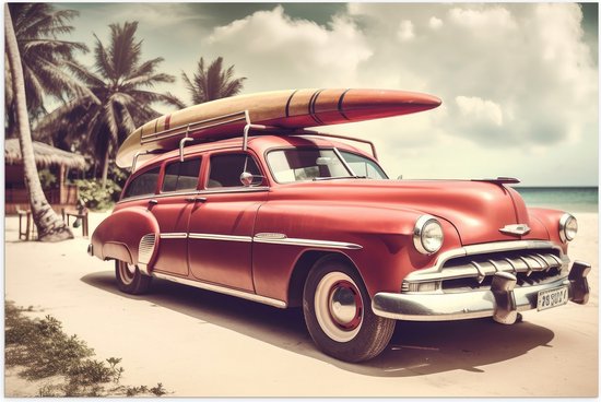 Poster Glanzend – Houten Surfplank op Dak van Rode Auto aan het Strand - 90x60 cm Foto op Posterpapier met Glanzende Afwerking