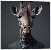 Dibond - Giraffe Zakenman in Pak - 50x50 cm Foto op Aluminium (Met Ophangsysteem)