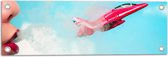 Tuinposter – Vrouw die Rood Brits Vliegtuig Wegblaast - 60x20 cm Foto op Tuinposter (wanddecoratie voor buiten en binnen)