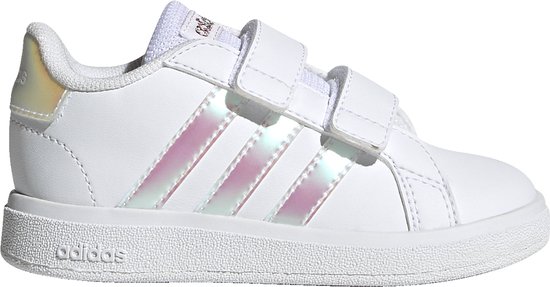 Kleine witte Adidas kindersneakers met klittenband, iriserende strepen en roze accenten.