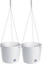 Set van 2x stuks kunststof Rato witte hangende rotan bloempotten/plantenpotten - 25 cm - Binnen/buiten decoratie hang bloempot/plantenpot