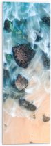 Acrylglas - Schilderij - Zee - Stenen - Water - Zand - 30x90 cm Foto op Acrylglas (Wanddecoratie op Acrylaat)
