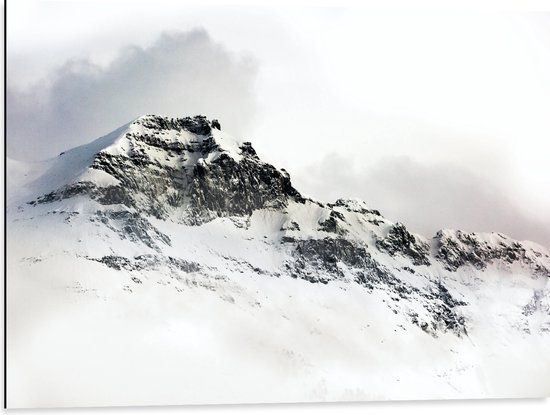 Dibond - Sneeuw - Bergen - Wolken - Wit - 80x60 cm Foto op Aluminium (Wanddecoratie van metaal)