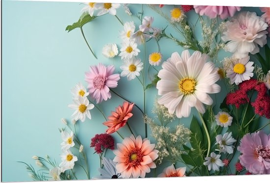 Dibond - Verschillende Kleuren en Soorten Bloemen op Pastelblauwe Achergrond - 120x80 cm Foto op Aluminium (Wanddecoratie van metaal)