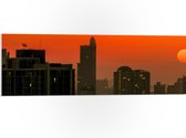 PVC Schuimplaat- Zon Zakkend achter de Wolkenkrabbers in de Stad - 90x30 cm Foto op PVC Schuimplaat