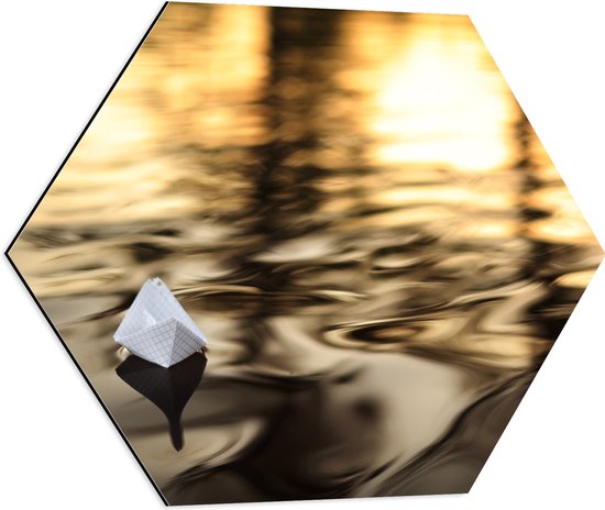 Dibond Hexagon - Wit Papieren Bootje dobberend over het Water tijdens de Avondzon - 60x52.2 cm Foto op Hexagon (Met Ophangsysteem)