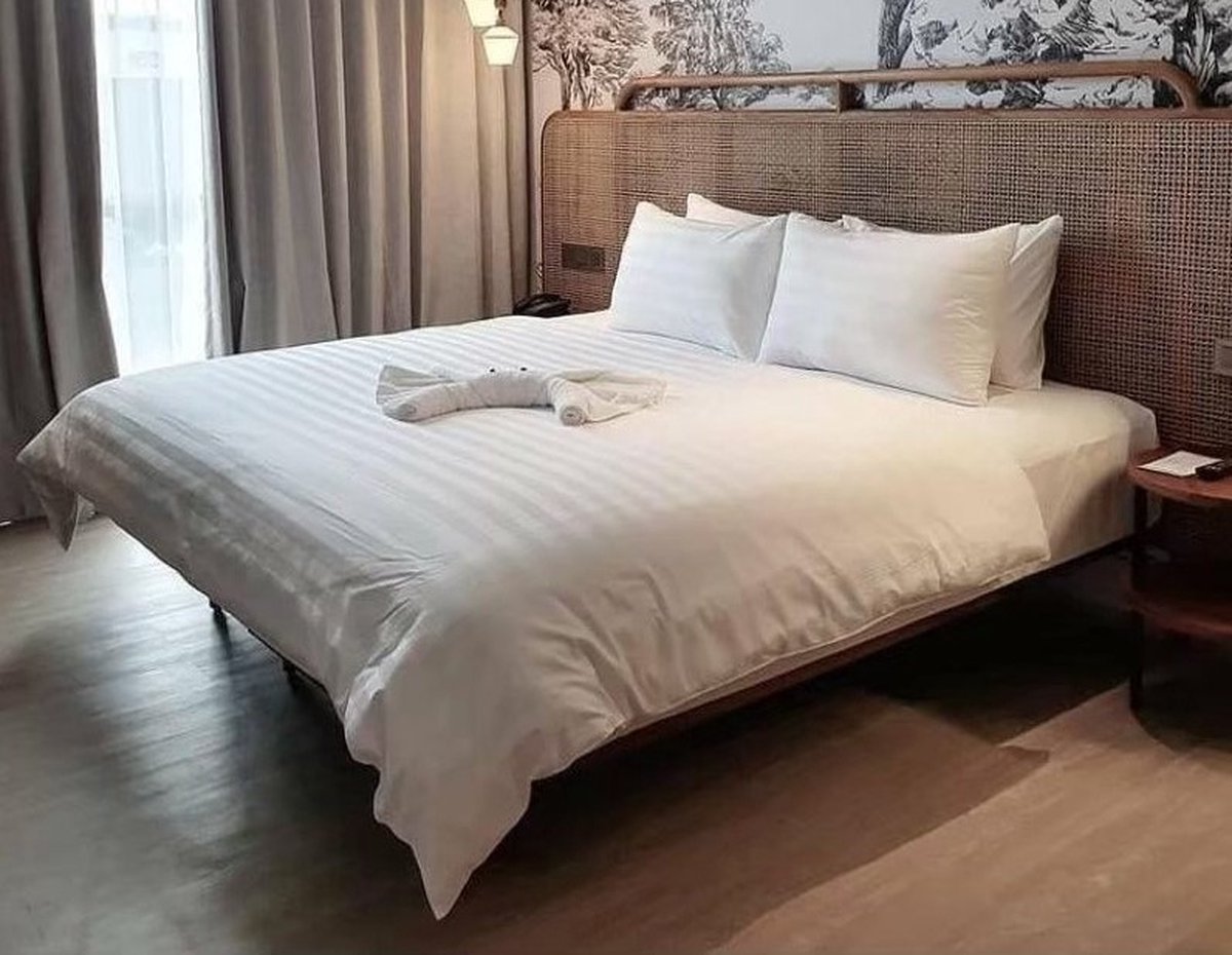 Luxe - Dekbedovertrek - 200x200 - Uni - Satijn Streep - Hotel Kwaliteit Satin Stripe - Wit