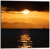 Dibond - Zonsopkomst van achter Bergen bij Meer - 50x50 cm Foto op Aluminium (Wanddecoratie van metaal)