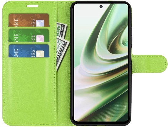Groen telefoonhoesje open met kaarten en telefoon.