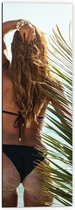 Dibond - Achteraanzicht van Vrouw in Bikini aan Zee met Palmblad - 40x120 cm Foto op Aluminium (Met Ophangsysteem)