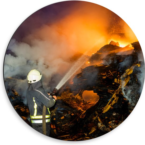 Dibond Muurcirkel - Brandweerman in Actie bij Rampplek - 50x50 cm Foto op Aluminium Muurcirkel (met ophangsysteem)