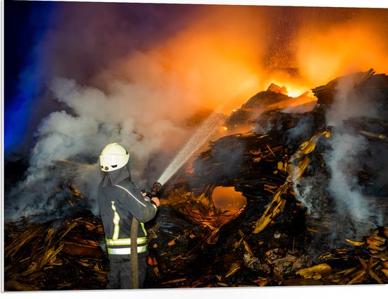 PVC Schuimplaat - Brandweerman in Actie bij Rampplek - 80x60 cm Foto op PVC Schuimplaat (Met Ophangsysteem)