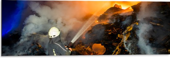 Dibond - Brandweerman in Actie bij Rampplek - 90x30 cm Foto op Aluminium (Met Ophangsysteem)