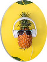 PVC Schuimplaat Ovaal - Ananas met Witte Headset op Felgele Achtergrond - 21x28 cm Foto op Ovaal (Met Ophangsysteem)
