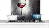 Spatscherm keuken 70x50 cm - Kookplaat achterwand Glas rode wijn op een houten plaat - Muurbeschermer - Spatwand fornuis - Hoogwaardig aluminium