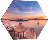 Dibond Hexagon - Uitzicht op Griekse Kustplaats Santorini - 60x52.2 cm Foto op Hexagon (Met Ophangsysteem)