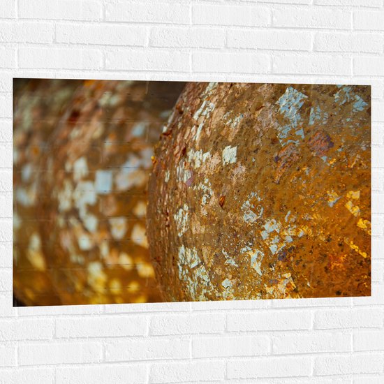 Muursticker - Close-up van Bolvormige Gouden Ballen - 105x70 cm Foto op Muursticker
