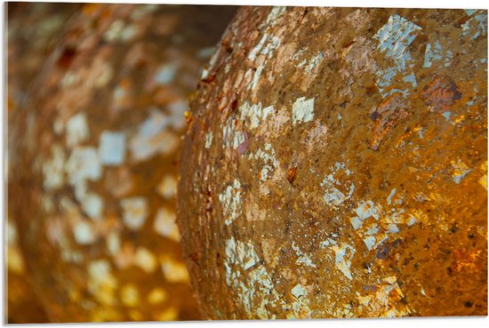 Acrylglas - Close-up van Bolvormige Gouden Ballen - 75x50 cm Foto op Acrylglas (Met Ophangsysteem)