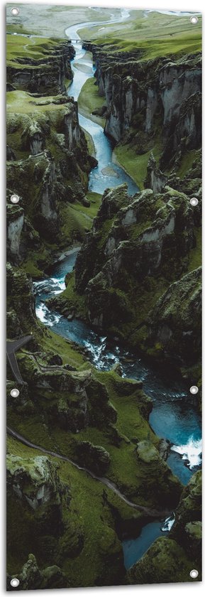 Tuinposter – Bergen - Rivier - Water - Gras - Groen - 50x150 cm Foto op Tuinposter (wanddecoratie voor buiten en binnen)