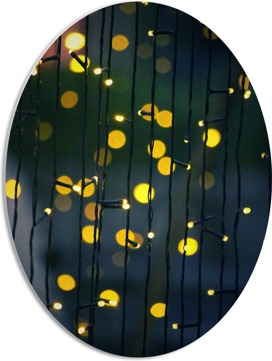 PVC Schuimplaat Ovaal - Gele Lichtvlekjes aan Zwart Lichtgordijn - 42x56 cm Foto op Ovaal 