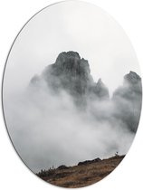 Dibond Ovaal - Bergen - Rotsen - Steen - Wolken - Mist - 81x108 cm Foto op Ovaal (Met Ophangsysteem)
