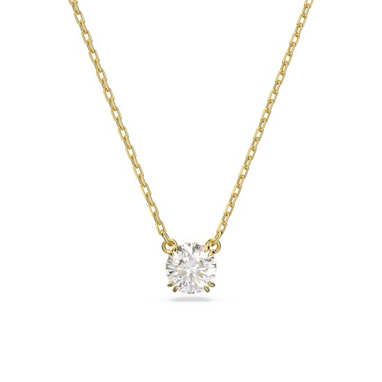 Collier doré avec une unique pierre blanche étincelante au centre, sur fond blanc.