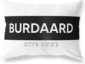 Tuinkussen BURDAARD - FRIESLAND met coördinaten - Buitenkussen - Bootkussen - Weerbestendig - Jouw Plaats - Studio216 - Modern - Zwart-Wit - 50x30cm