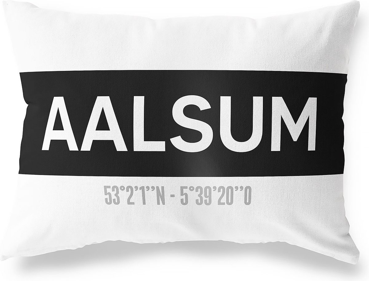 Tuinkussen AALSUM - FRIESLAND met coördinaten - Buitenkussen - Bootkussen - Weerbestendig - Jouw Plaats - Studio216 - Modern - Zwart-Wit - 50x30cm