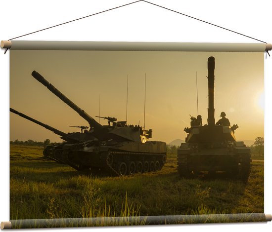 Textielposter - Soldaten in Tanks op Vlakte bij de Zonsondergang - 90x60 cm Foto op Textiel