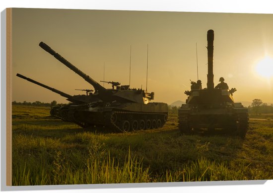 Hout - Soldaten in Tanks op Vlakte bij de Zonsondergang - 90x60 cm - 9 mm dik - Foto op Hout (Met Ophangsysteem)