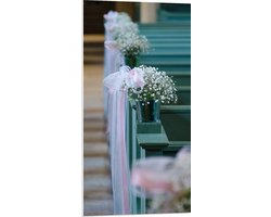 PVC Schuimplaat- Bloemen aan Blauwe Banken op Trouwlocatie - 50x100 cm Foto op PVC Schuimplaat