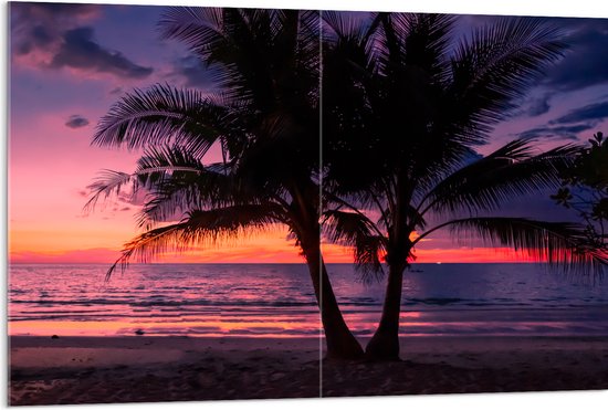 Acrylglas - Twee Palmbomen op het Strand langs de Zee bij Zonsondergang - 120x80 cm Foto op Acrylglas (Met Ophangsysteem)