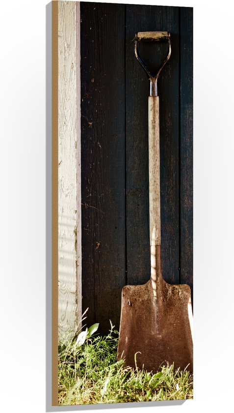 Hout - Tuinier Schep tegen Houten Boerderij - 40x120 cm - 9 mm dik - Foto op Hout (Met Ophangsysteem)