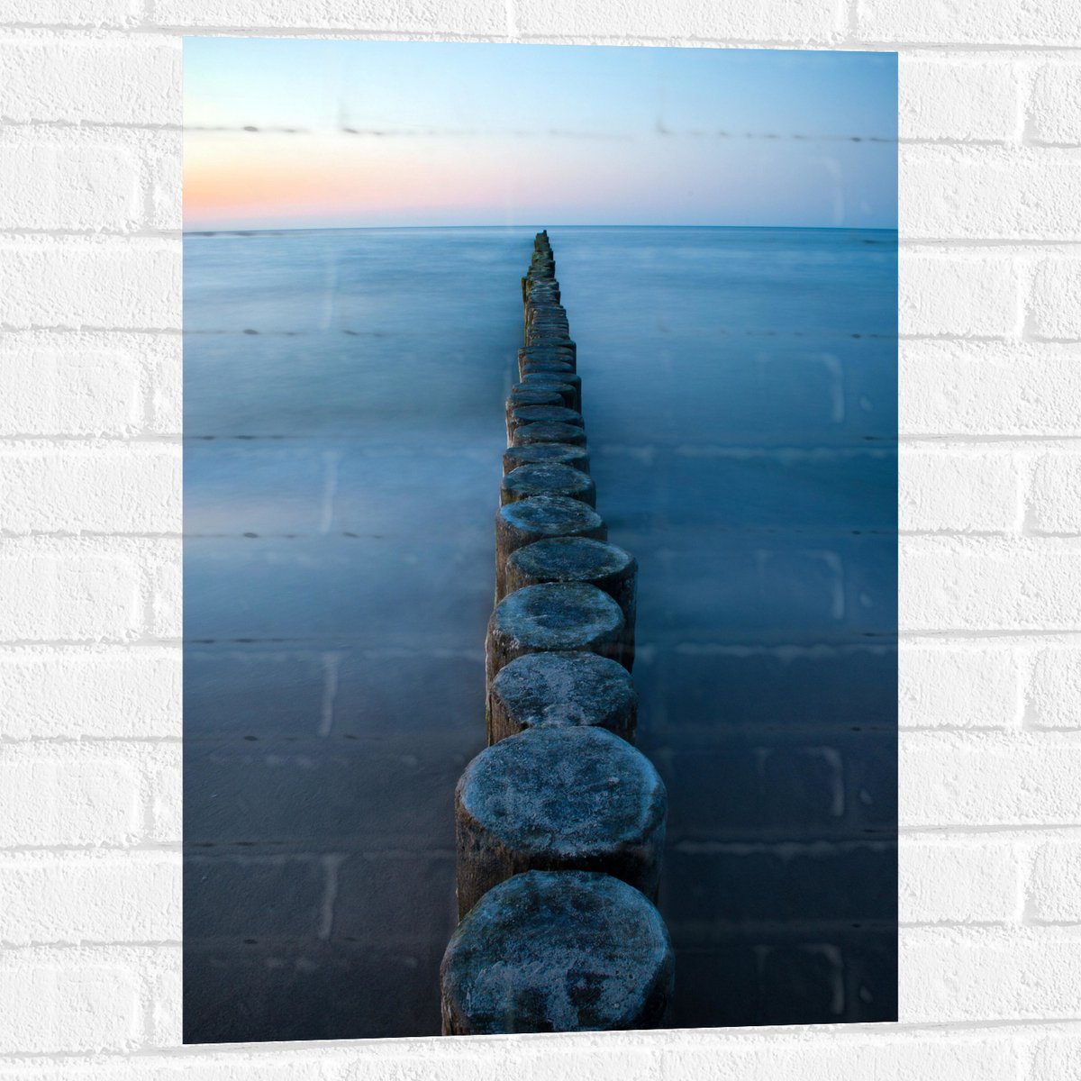 Muursticker - Strand - Zand - Zee - Palen - Hout - 50x75 cm Foto op Muursticker