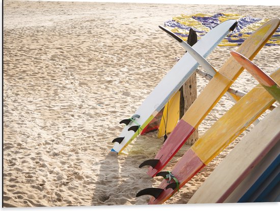 Dibond - Surfborden bij Tentje op het Strand - 80x60 cm Foto op Aluminium (Met Ophangsysteem)
