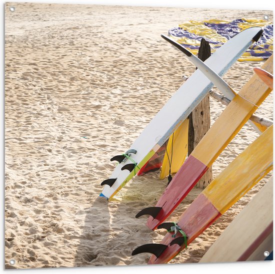 Tuinposter – Surfborden bij Tentje op het Strand - 100x100 cm Foto op Tuinposter (wanddecoratie voor buiten en binnen)