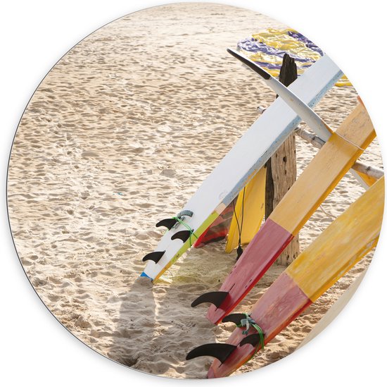 Dibond Muurcirkel - Surfborden bij Tentje op het Strand - 100x100 cm Foto op Aluminium Muurcirkel (met ophangsysteem)