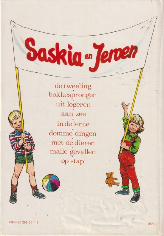 Twee kinderen, een jongen en een meisje, met een banner waarop "Saskia en Jeroen" staat. Een bal en een teddybeer liggen op de grond.