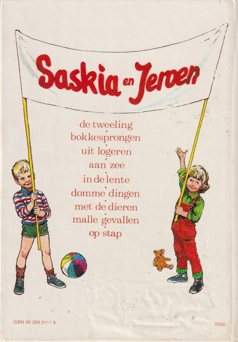 Twee kinderen, een jongen en een meisje, met een banner waarop "Saskia en Jeroen" staat. Een bal en een teddybeer liggen op de grond.