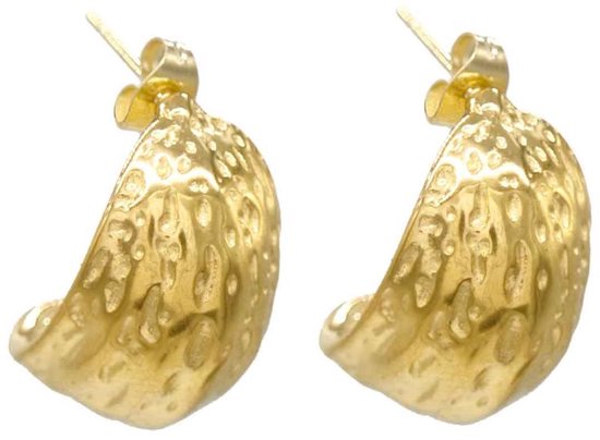 Goudkleurige oorhangers met een hobbelig, gemêleerd oppervlak.